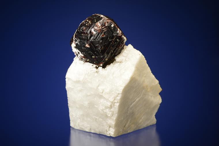 Garnet on MICROCLINE